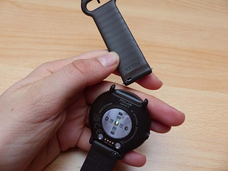 Man sieht die wechselbaren Armbänder der Polar Ignite 3..